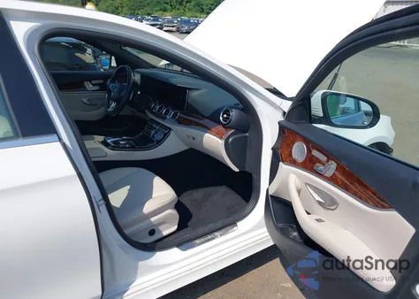 2018 Mercedes-Benz E 300 4Matic z USA, uszkodzony, nr VIN WDDZF4KB4JA370171